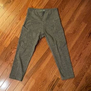 Knee length yoga pants with side pockets